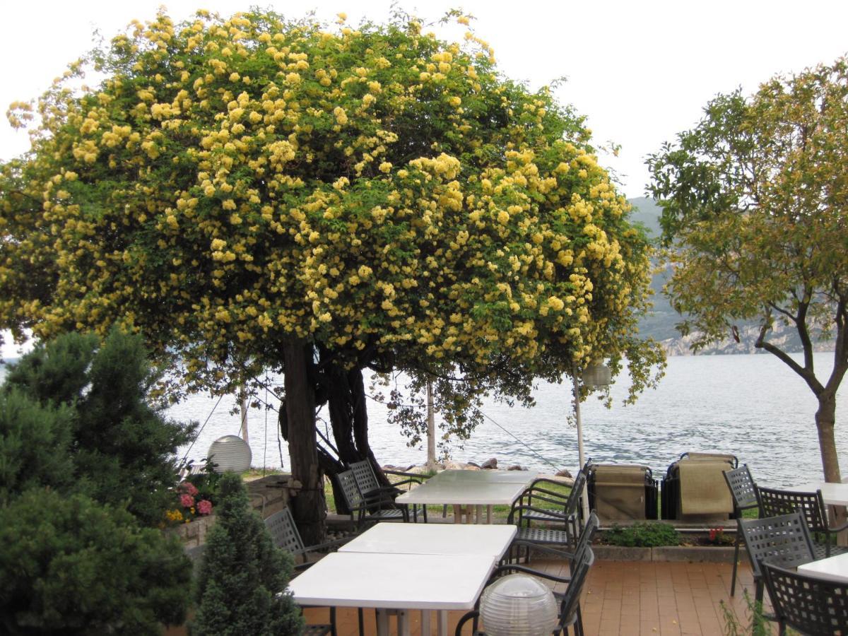 Piccolo Hotel Direkt Am See Brenzone sul Garda Exterior foto