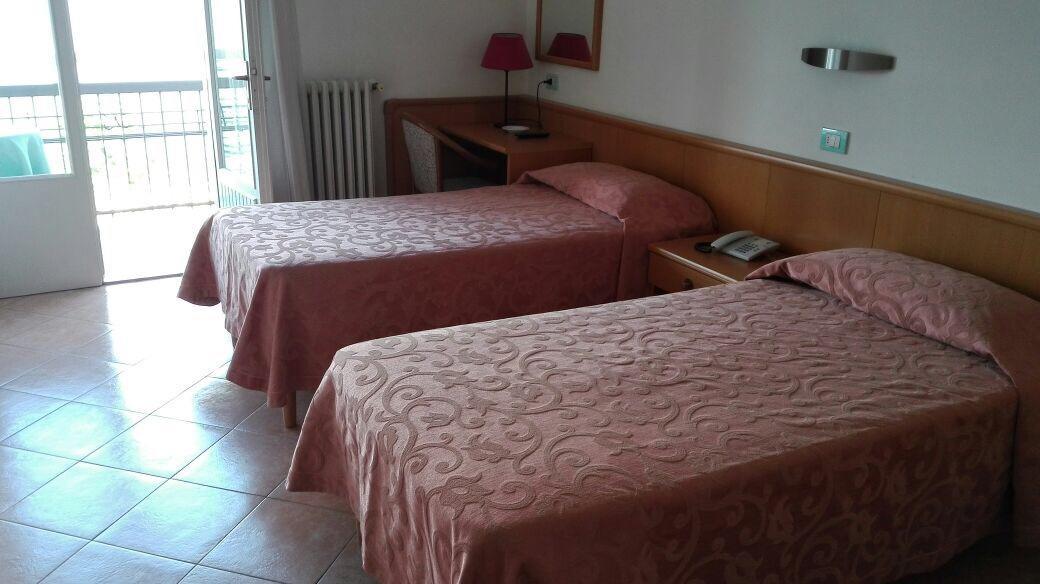 Piccolo Hotel Direkt Am See Brenzone sul Garda Exterior foto