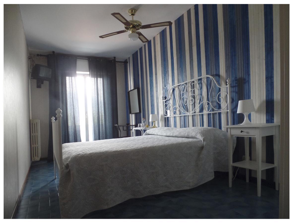 Piccolo Hotel Direkt Am See Brenzone sul Garda Exterior foto