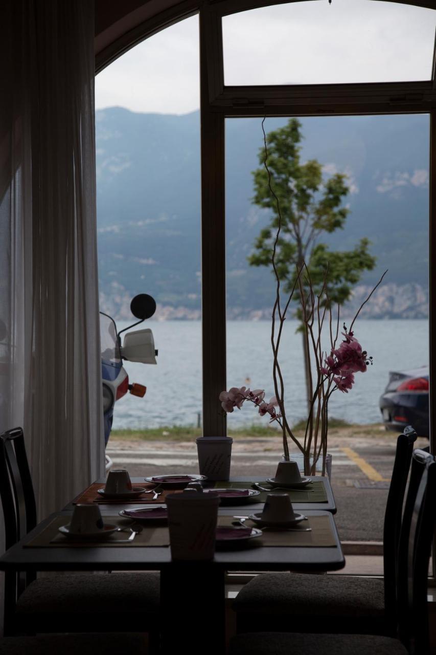 Piccolo Hotel Direkt Am See Brenzone sul Garda Exterior foto