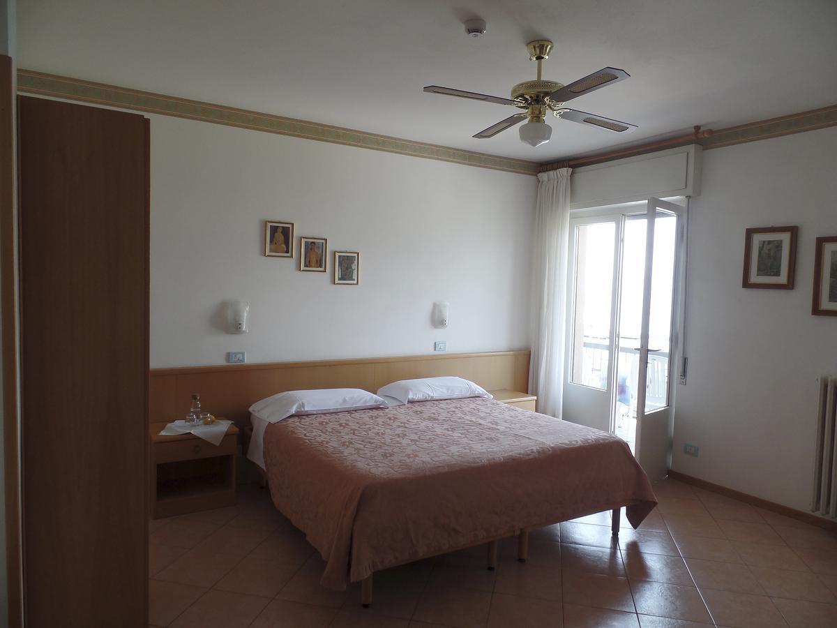 Piccolo Hotel Direkt Am See Brenzone sul Garda Exterior foto